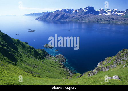 Vista in Flakstadoya e Moskenesoya da Ballstadheia, Norvegia Lofoten Foto Stock