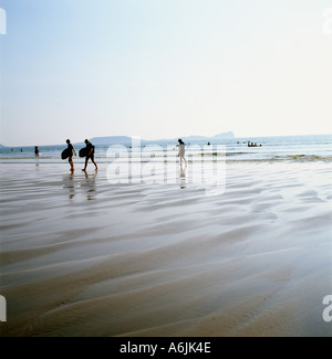 Gli adolescenti con pannelli del corpo sulla spiaggia sabbiosa a Llangennith, Gower, South Wales UK Foto Stock