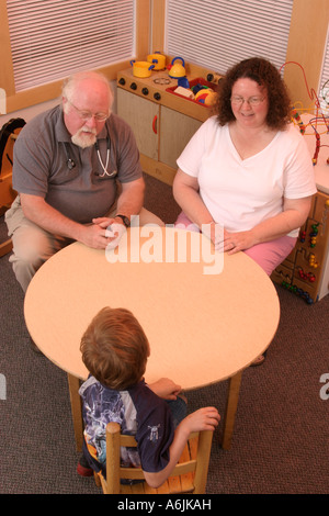 Un medico e un assistente sociale lavorano come una squadra per lo studio di un paziente giovane con ADDHD in Newport VT Foto Stock