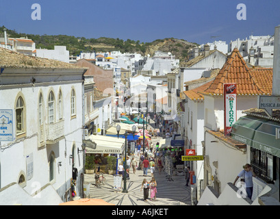 La via principale dello shopping a Albufeira, Portogallo, Algarve Foto Stock