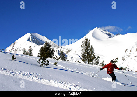 Uomo in camicia rossa sci fuori pista alla località sciistica di Bansko Bulgaria Foto Stock