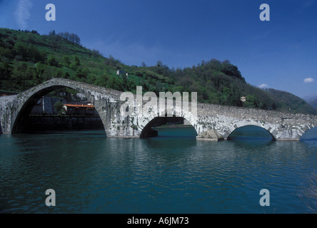 Ponte della Maddalena Ponte Devils 11 ° secolo vicino a Borgo Toscana Italia Foto Stock