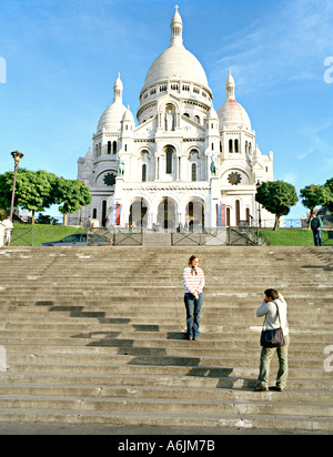 Paio di scattare foto nella parte anteriore del Sacre Coeur a Parigi Foto Stock