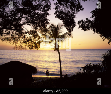 Tamarind Cove Hotel spiaggia al tramonto, Tamarind Cove, parrocchia di Saint James, Barbados, Piccole Antille, dei Caraibi Foto Stock