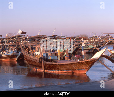 Porto in barca al tramonto, Al Khor, Al Governatorato Khawr, lo Stato del Qatar Foto Stock