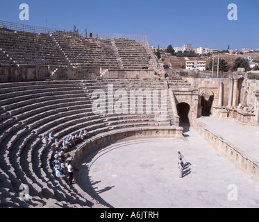 Gruppo scolastico per bambini, South Theatre Amphitheatre, Jerash, Irbid, Regno di Giordania Foto Stock