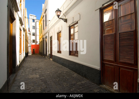 Tipica strada tranquilla di Vegueta città vecchia Las Palmas nel tardo pomeriggio di sole Gran Canaria Isole Canarie Spagna Foto Stock