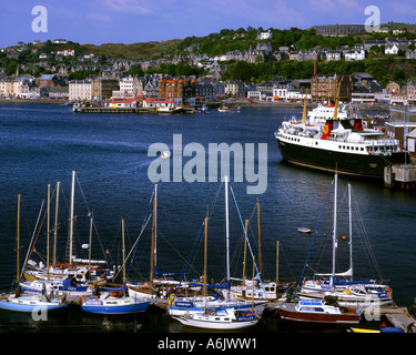 GB - Scozia Oban abitato e porto che mostra McCaig's Tower Foto Stock