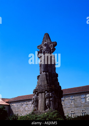Galizia Spagna Santiago De Compostela Monumento a San Francesco di Assisi Cristo sulla Croce e santa nella parte anteriore Foto Stock