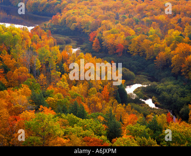 Carpa Lago Fiume di nuvole e autunno baldacchino della foresta di latifoglie dalla scarpata trail, Michigan Foto Stock