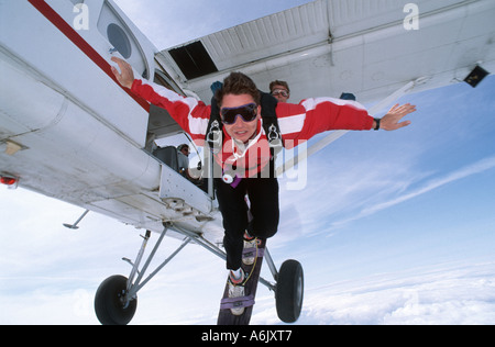Sky surfer salta fuori di sporting aereo, Germania, il Land Brandeburgo, Fehrbellin Foto Stock