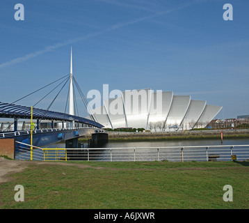 Le campane e il Ponte Clyde Auditorium (chiamato anche l'Armadillo) sul fiume Clyde a Glasgow Scozia Scotland Foto Stock
