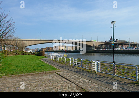 Guardando ad est verso il Kingston Bridge che trasportano autostrada M8 attraverso il fiume Clyde nel centro di Glasgow in Scozia Foto Stock