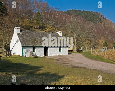 Antico casolare contenente ora il centro visitatori di Loch un Eilein in Rothiemurchus Speyside Scozia Scotland Foto Stock