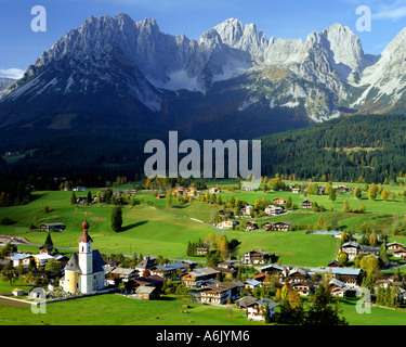 A - Tirolo: villaggio di andare e la catena montuosa di Wilder Kaiser Foto Stock