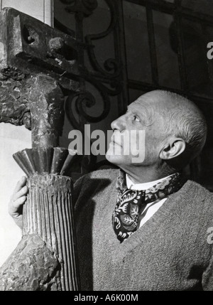 PABLO PICASSO artista spagnolo nella sua villa di Cannes intorno al 1956 Foto Stock