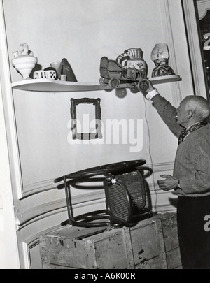 PABLO PICASSO artista spagnolo alla sua villa di Cannes con una macchina di legno ha fatto per suo figlio Paulo circa 1956 Foto Stock