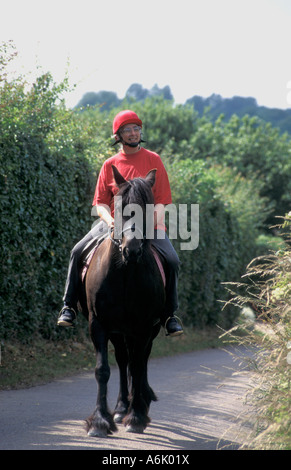 Donna matura la passeggiata a cavallo nella campagna Foto Stock