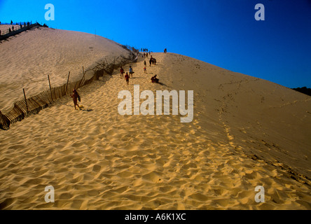 La Teste de Buch Aquitane Francia Dune du Pyla persone che salgono le Dune Foto Stock