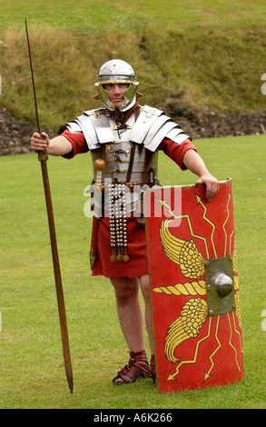 Ermine Street Guard dare un display di abilità di combattimento in l'Anfiteatro romano di Caerleon tipico soldato romano Gwent Wales UK Foto Stock