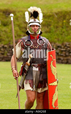 Ermine Street Guard dare la visualizzazione di abilità di combattimento nell'Anfiteatro romano di Caerleon tipico ufficiale romano Gwent Wales UK GB Foto Stock