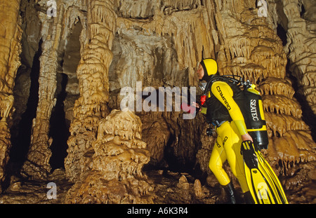 Subacqueo in immersione in grotta stalattitica Foto Stock