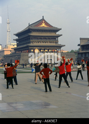 La Torre del Tamburo tamburo crepuscolo Xi'an Xian grande antica capitale della Cina cinese di Shaanxi Asia Asia asiatica Foto Stock