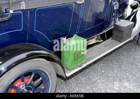 Vintage Ford Modello T in blu verde può di Pratts benzina sul predellino Foto Stock