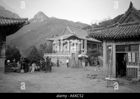 Gate di Midway al cielo Tai Shan Monte Tai grande montagna del Taoismo Shandong Cina cinese asiatici in Asia Asia Foto Stock