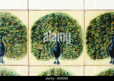 Asia Malesia Kuala Lumpur Closeup di piastrelle decorative utilizzata sulle facciate delle case tradizionali Peacock motif Foto Stock