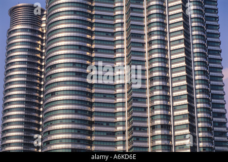 Asia Malesia Kuala Lumpur Petronas Twin Towers più alto del mondo a 451m Closeup della centrale di facciata in acciaio Foto Stock