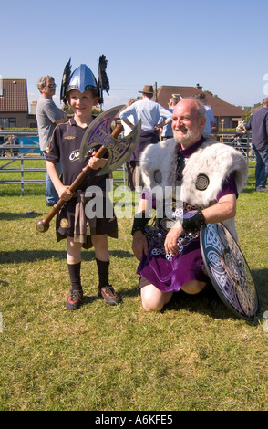 La Contea di dh mostrano KIRKWALL ORKNEY Shetland Jarl squad Viking boy vestito casco ax Foto Stock