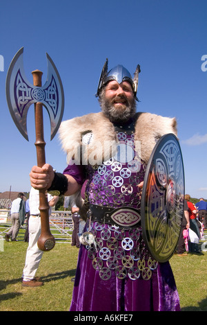 dh County Show KIRKWALL ORKNEY Shetland Jarl squadra vestito vichingo scudo casco ascia mostra terra costume barba guerriero Foto Stock