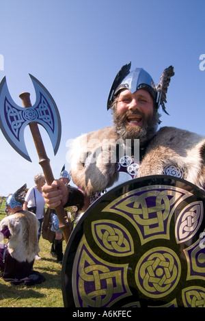 dh County Show KIRKWALL ORKNEY Shetland Jarl squadra vestito vichingo l'ascia del casco di protezione mostra l'uomo di terra sopportato da vicino Foto Stock