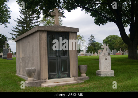 Mausoleo in un cimitero Foto Stock