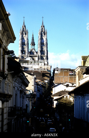 Xx secolo la chiesa della Basilica con un incremento di oltre gli edifici coloniali del centro storico della capitale andina di Quito in Ecuador Foto Stock