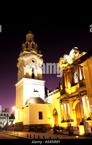 Torre Campanaria della Basilica sulla Plaza de la Independecia nel centro storico della capitale andina di Quito in Ecuador Foto Stock