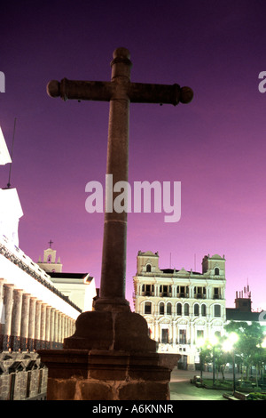Croce al di fuori della Basilica sulla Plaza de la Independencia nel centro storico della capitale andina di Quito in Ecuador Foto Stock