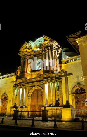 La facciata della Basilica off della Plaza de la Independencia illuminata di notte nella capitale andina di Quito in Ecuador Foto Stock
