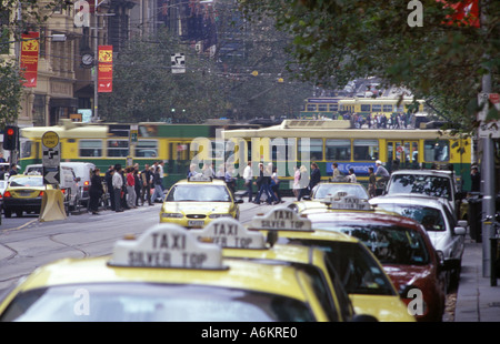 Il tram taglia attraverso Lonsdale Street nel centro di Melbourne, la più grande città in Victoria e la seconda più grande in Australi Foto Stock