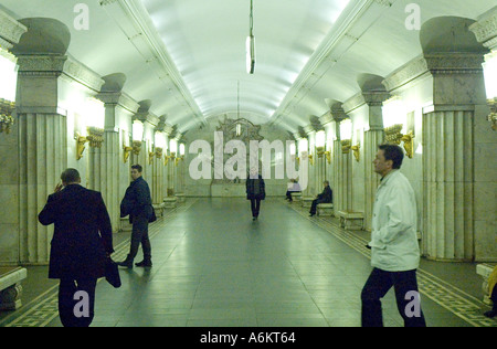 Una delle tante belle stazioni che può essere trovato alla metropolitana di Mosca system Foto Stock