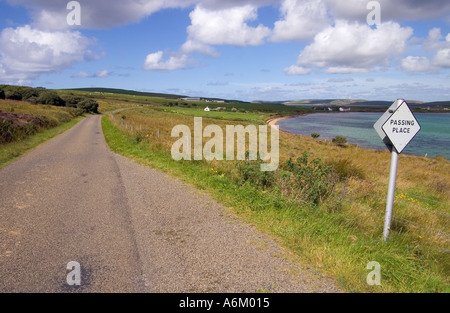 Dh Baia di Quoys HOY ORKNEY Single track road passando da posizionare cartello stradale campagna segno Scozia Foto Stock