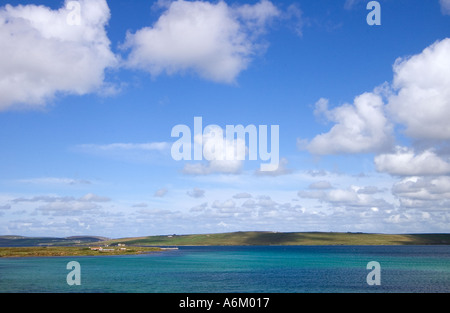 Dh Burra suono ORCADI HOY Graemsay isola mare blue sky soffici nuvole puffy cloud Foto Stock