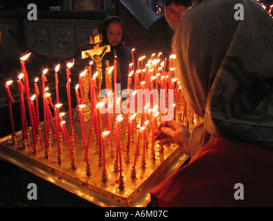 I cristiani ortodossi in una chiesa russa la Russia Foto Stock