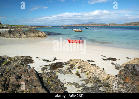 Beach sull'Isola di Iona, guardando attraverso il suono di Iona, Scozia Foto Stock