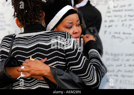 Kodjo s madre in lutto per il suo figlio Kodjo Yenga pugnalato a morte da giovani in Hammersmith Grove west London Foto Stock