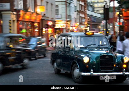 Taxicabs nero Chinatown Soho Londra Centrale Foto Stock