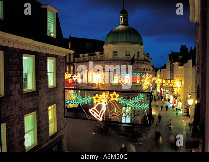 Le decorazioni di Natale in St Peter Port Town Center Guernsey Foto Stock