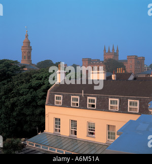 St James concerto e Assembly Hall con il vecchio governo House Hotel in primo piano Foto Stock