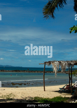 Spiaggia vuota, due sedie a sdraio sotto la foglia di palma tettoia a Kho Larn Aka Coral Island, Pattaya Thailandia Foto Stock